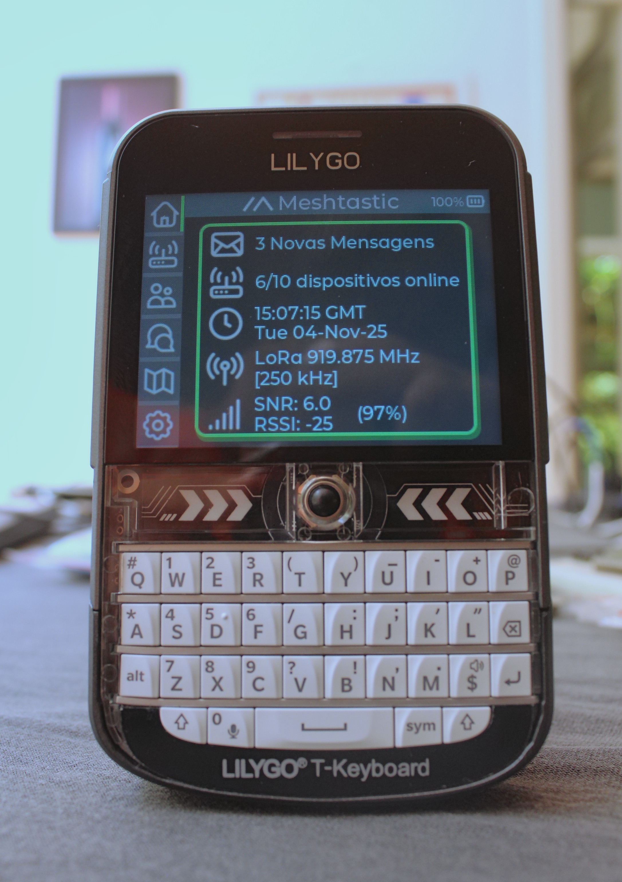 Tela de um dispositivo LILYGO com Keyboard mostrando a interface do Meshtastic em português, com 3 novas mensagens, 6 de 10 dispositivos online, frequência LoRa e valores de SNR e RSSI.